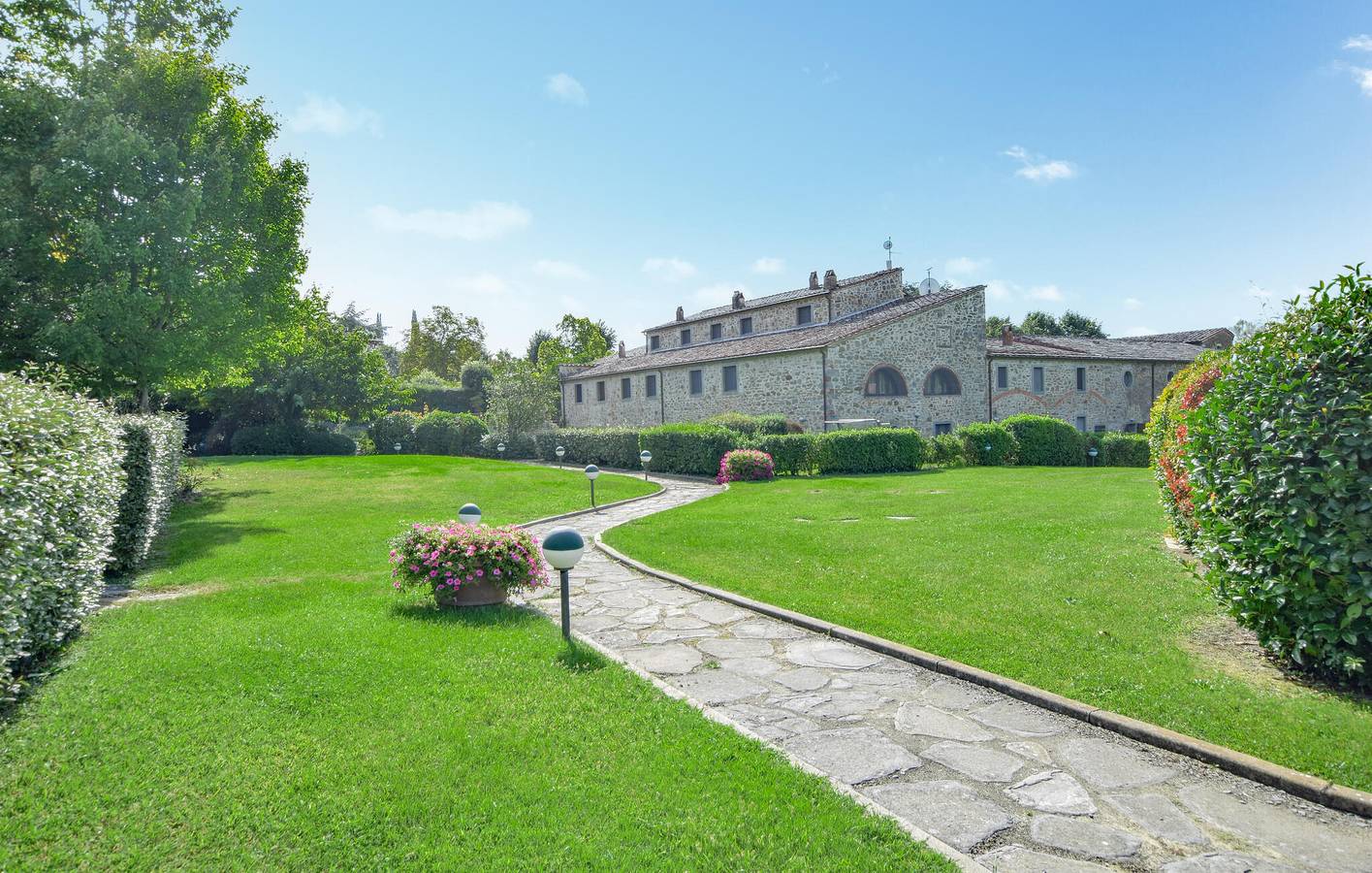 Entire holiday apartment, Luxury Apartment with Pool, AC & Parking - Metelliano 600m in Metelliano, Arezzo Province