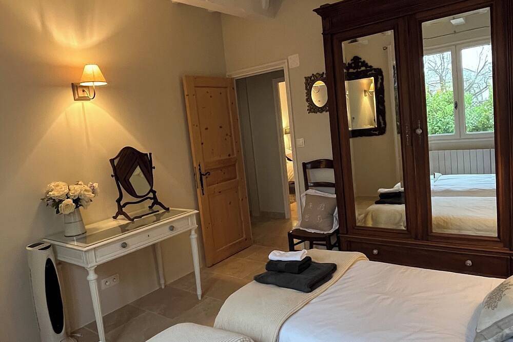 Appartement entier, Stunning Gite with Private Pool and Large Garden in Neffiès, Région de Béziers