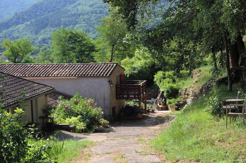 Esperança, chambres d'hôte avec piscine naturelle, cuisine d'été et bibliothèque in Molières-Cavaillac, Parc national des Cévennes