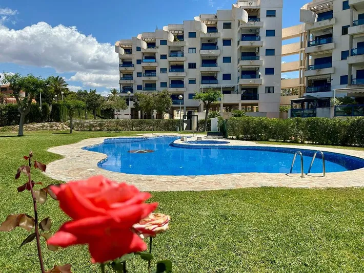 Apartamento de vacaciones para 5 personas, con terraza además de vistas y piscina - 1