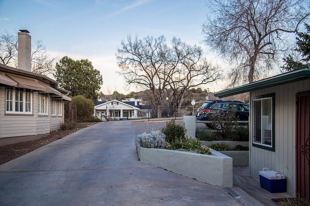 Ganze Wohnung, Malerisches Studio Cottage, Spaziergang in der Innenstadt, Haustiere erlaubt, eingezäunter Hof, überdachte Terrasse in Prescott, Yavapai County