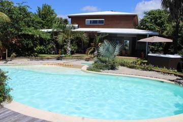 Cottage pour 10 personnes, avec jacuzzi et terrasse ainsi que piscine et jardin dans Cambuston