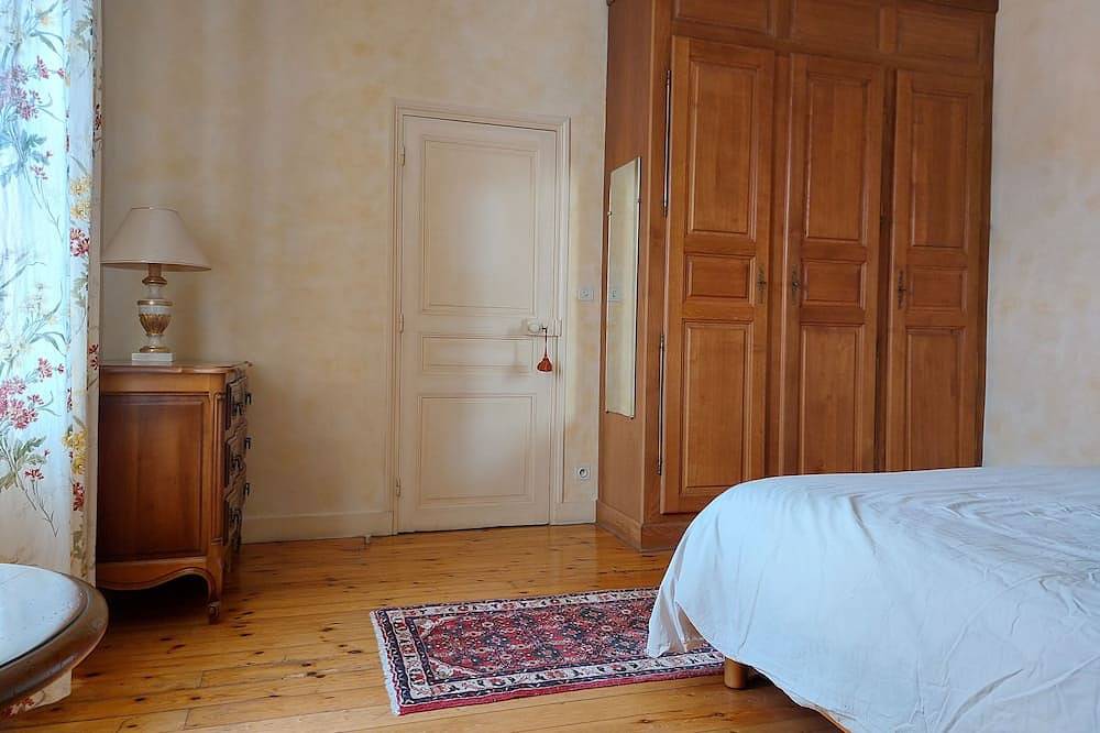 Maison de Maître in Azay-le-Rideau, a 10-minute walk from the château and town center in Azay-le-Rideau, Valle del Loira