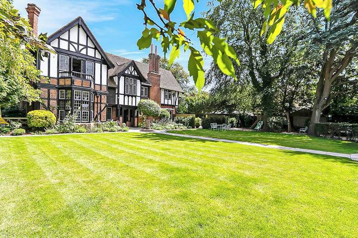 Holiday rental for 24 people, with hot tub and balcony as well as garden in Boscombe