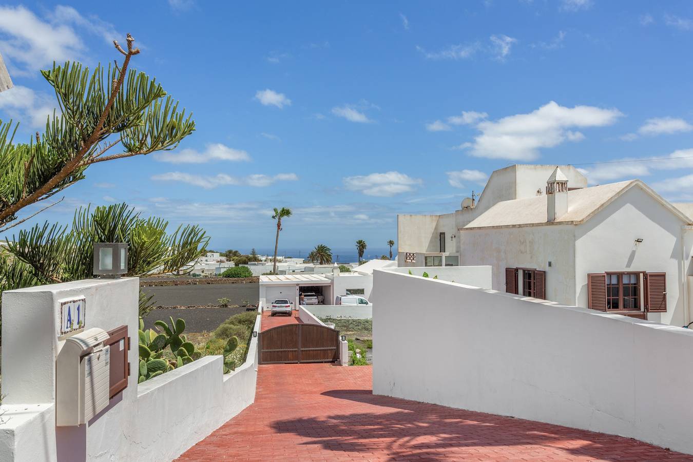 Apartamento entero, Vacaciones 'Tea-Rose Loft' con jardín compartido, Wi-Fi y aire acondicionado in Conil, Tías