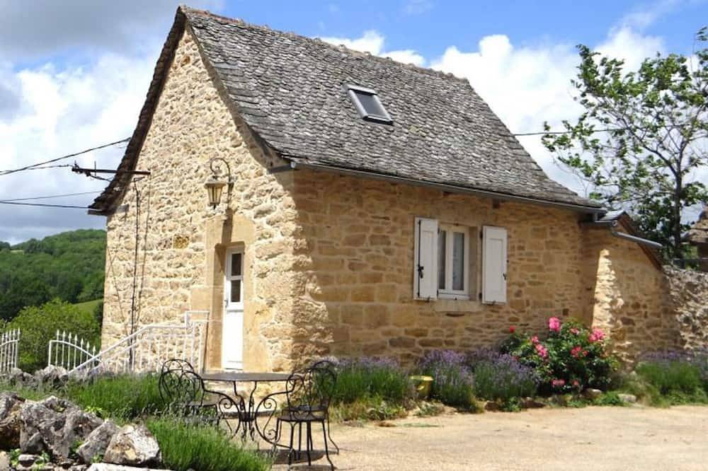 Gîte indépendant 2-4 personnes avec piscine partagée in Castelnau-de-Mandailles, Parc naturel régional de l'Aubrac