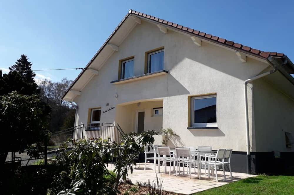 Maison spacieuse avec terrasse, près de Saint-Dié, idéale pour randonnées et proche de l'Alsace in La Bourgonce, Saint-Dié-des-Vosges