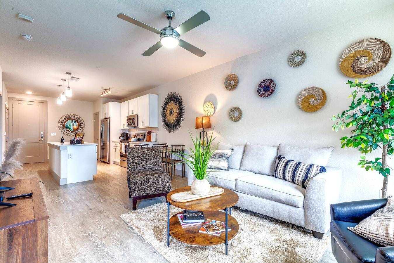 Apartamento entero, Apartamento Riverwalk con piscina, gimnasio, cama king size y estacionamiento gratuito in San Antonio, Condado de Bexar