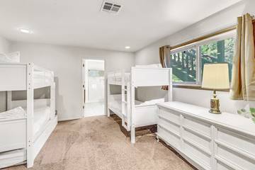 Log Cabin for 15 Guests in Lake Arrowhead, San Bernardino County, Picture 3