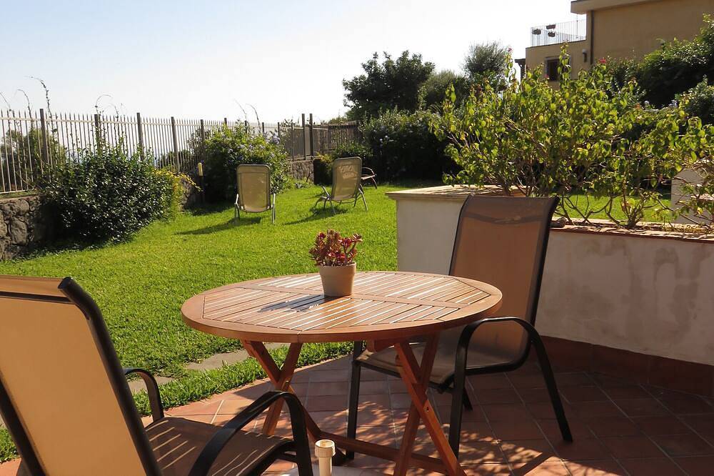 Appartamento intero, Monolocale con terrazza privata, piscina vista mare e wifi in Santa Tecla, Acireale