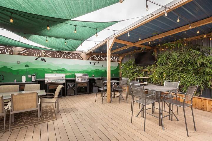 Hotel for 27 people, with yard in San Diego