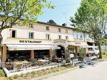 Hôtel pour 2 personnes, avec jardin ainsi que terrasse et piscine, animaux acceptés à Jas