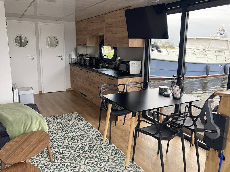 Vakantiefriesland — Besondere Übernachtung in einem luxuriösen Hausboot im Warns in Ijsselmeer