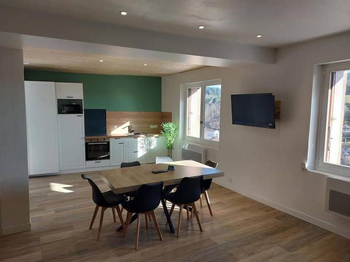 Gîte pour 6 personnes, avec jacuzzi et terrasse à Chalmazel - 2