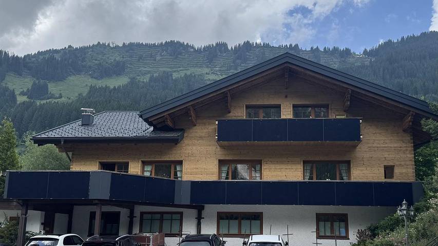 Hütte für 4 Personen, mit Balkon, kinderfreundlich in Mittelberg