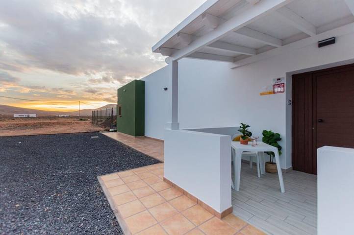 Apartamento entero, Apartamento de vacaciones "Eclipse" en Puerto del Rosario con vistas a la montaña, jacuzzi, Wi-Fi, aire acondicionado y terraza; aparcamiento disponible en la propiedad in Tesjuates, Puerto del Rosario