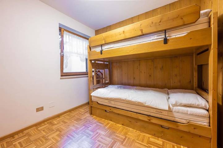 Ganze Wohnung, Apartment located in a very quiet and green area about 500 meters from the cable car Catinaccio in V in Vigo di Fassa, San Giovanni di Fassa