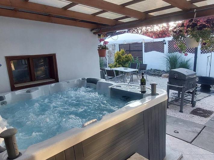 Ferienwohnung für 5 Personen, mit Whirlpool und Garten sowie Pool, mit Haustier - 1