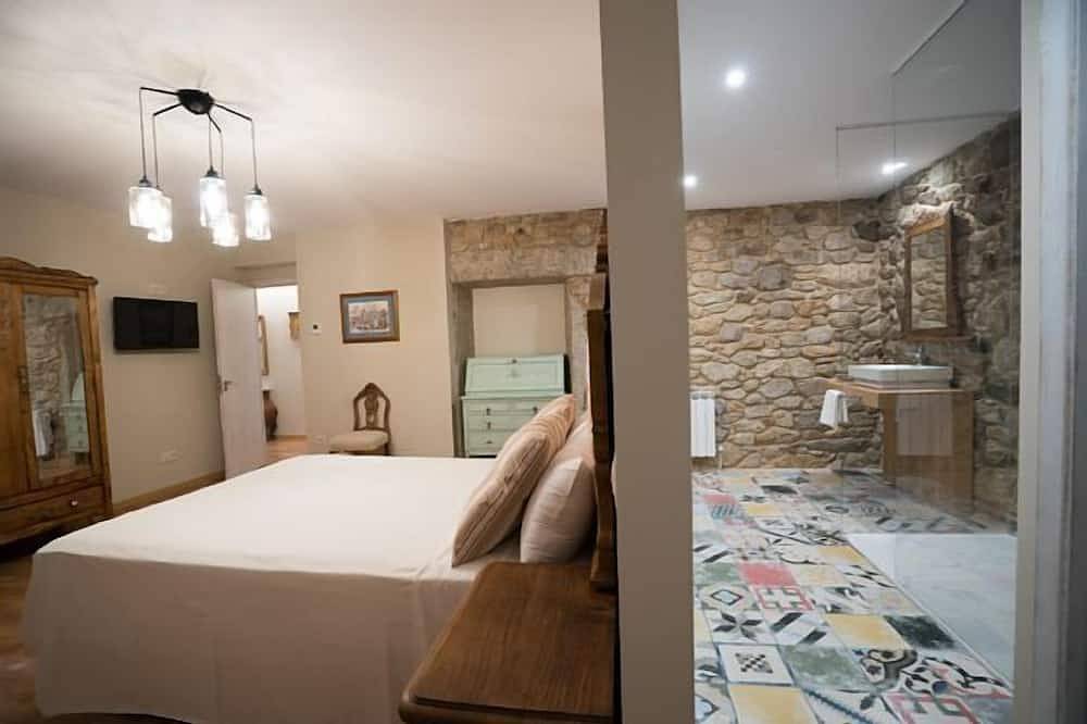 House O Leiteiro for 15 people in Dumbría, Galician Coast