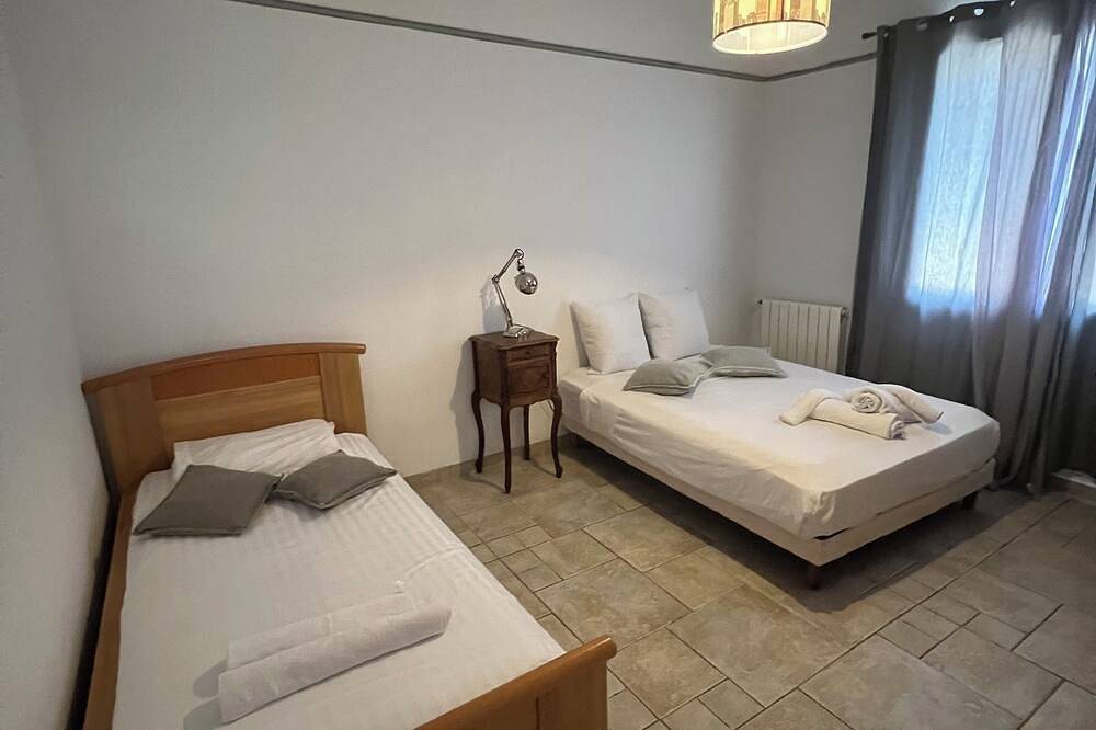 Typical, very spacious villa with private pool on the seafront in Marseille, Marseille und Umgebung