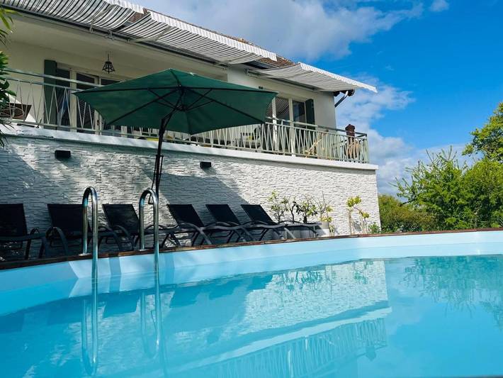 Gîte pour 10 personnes, avec vue ainsi que piscine et jardin, animaux acceptés à Mailly-le-Château