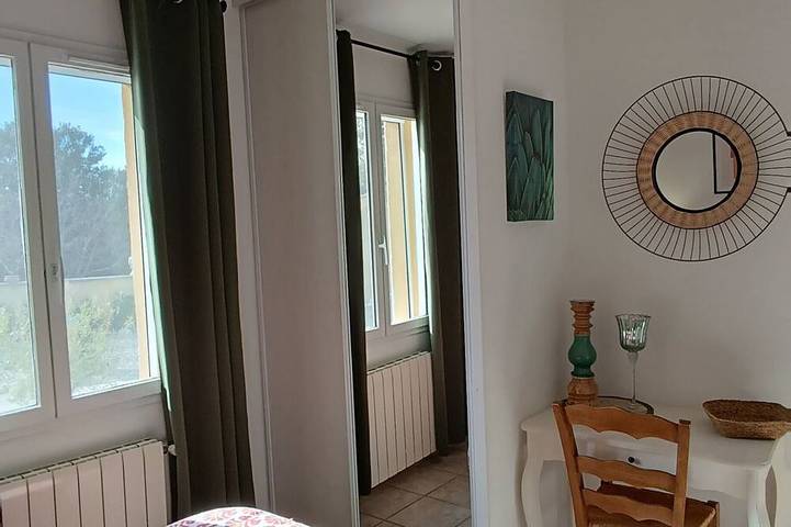 Villa in the heart of the Luberon with swimming pool and large enclosed garden planted with trees in Saint-Saturnin-lès-Apt, Parque natural regional del Luberon