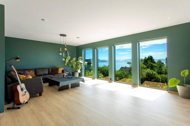 Ferienhaus für 10 Personen, mit Whirlpool und Terrasse sowie Garten und Ausblick in Stord