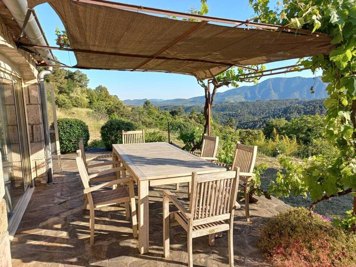 Location de vacances pour 2 personnes, avec vue ainsi que piscine et jardin à Saint-Pierre-Saint-Jean