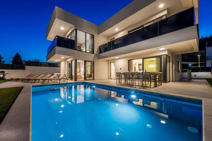 Villa pour 8 personnes, avec piscine et jardin ainsi que jacuzzi et sauna à Slano