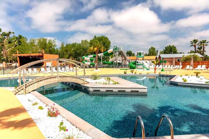 Location de vacances pour 6 personnes, avec piscine ainsi que terrasse et bassin pour enfant dans Plage de l'Espiguette