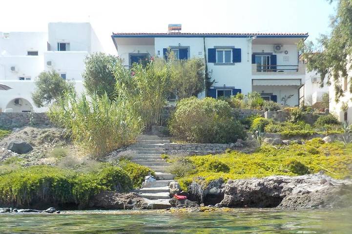 Villa for 6 people, with garden and pool as well as terrace, with pets in Aegina