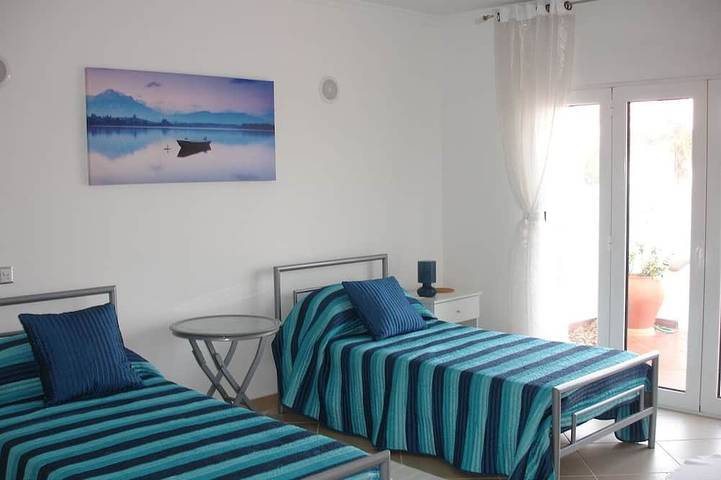 Atemberaubende 5-Bett-4-Badehaus mit großem Pool nur wenige Gehminuten vom Strand entfernt. in Monte Gordo, Faro Distrikt