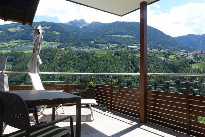 Appartamento intero, Familien-appartement mit Zwei Balkonen und Naturbadeteich, in der Nähe von Meran in Caines, Val Passiria