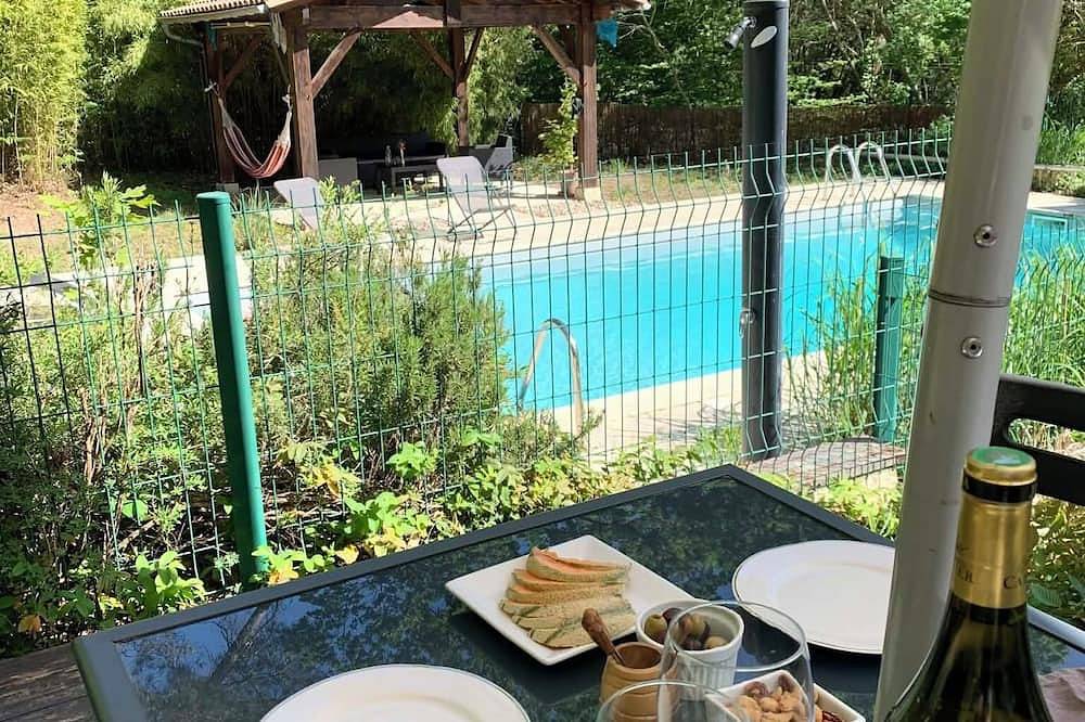 Appartement entier, Petit gîte dans les bois avec piscine privative in Saint-Jean-d'Estissac, Périgord Pourpre