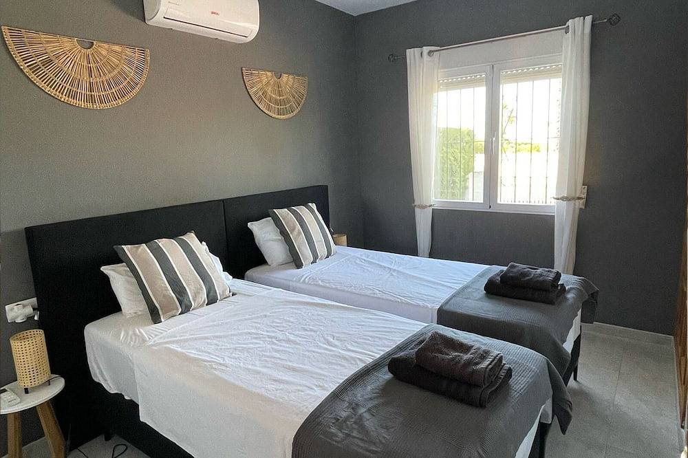 Beautiful villa with a pool, ideal for 1 or 2 families in Busot, Costa Blanca