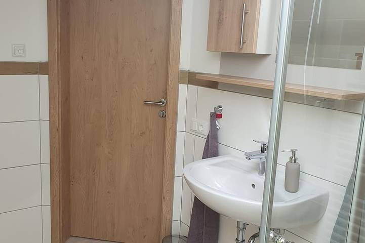 Ganze Wohnung, Ferienwohnung Rott am Inn Obergeschoß mit schönem Balkon in Rott am Inn, Landkreis Rosenheim