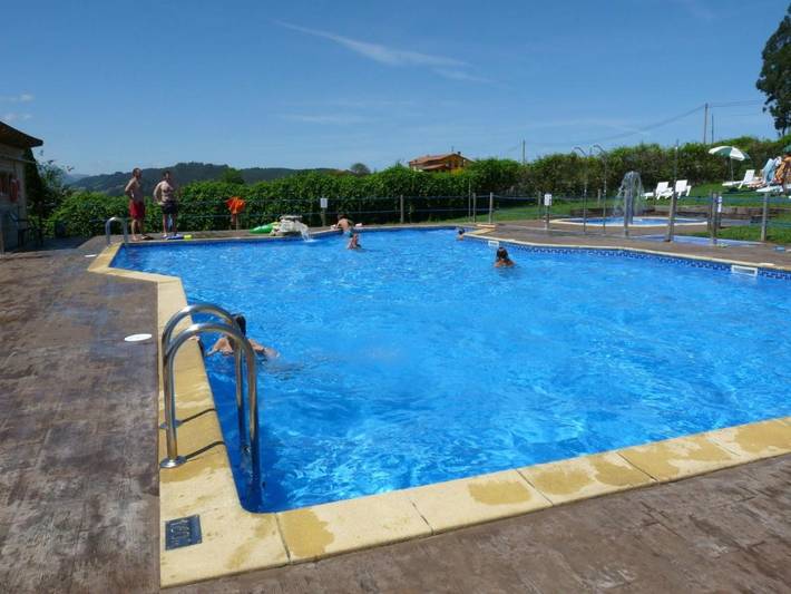 Camping para 2 personas, con Terraza y Jardín además de Piscina para niños y Piscina en 