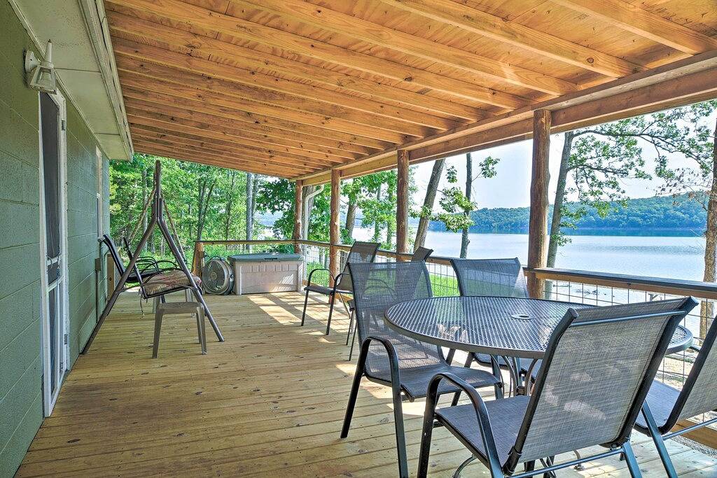 Lakeside Bull Shoals Lake Kabine mit Deck + Ansichten! in Taney County