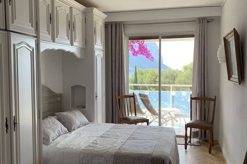 Entire apartment, T2 Plage Du Bestouan Cassis - Magnificent Sea View - Parking in Cassis, Calanques National park