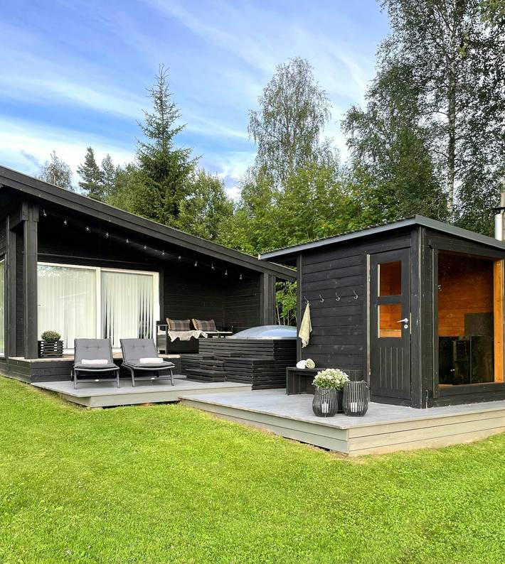 Modernes Haus mit Blick auf den Fluss in der Nähe von Opphus in Stor-Elvdal