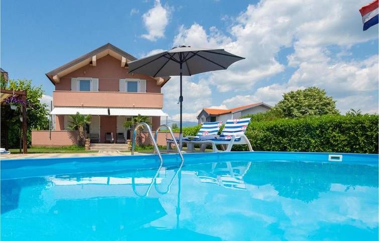 Ferienhaus für 8 Personen, mit Balkon und Pool in Trilj