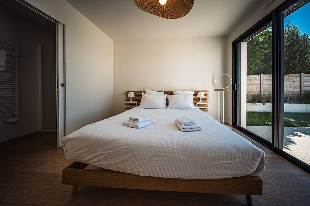 Maison contemporaine avec piscine intérieur in Carantec, Ceinture Dorée