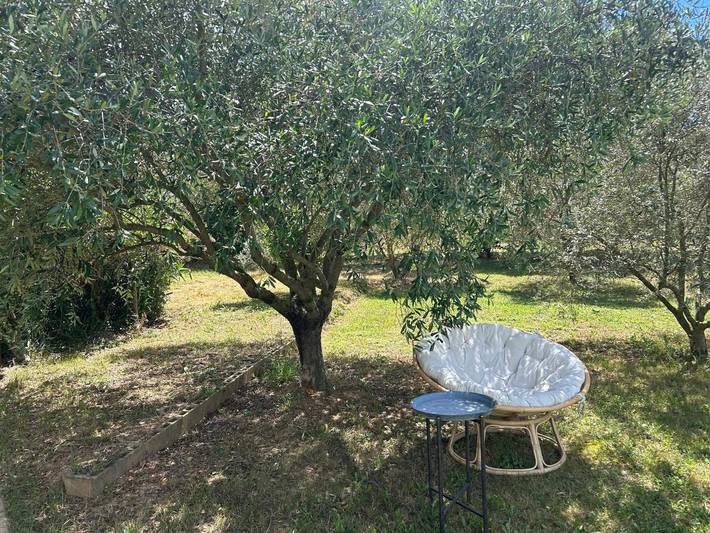 Location de vacances pour 6 personnes, avec vue ainsi que piscine et jardin à Lurs - 3