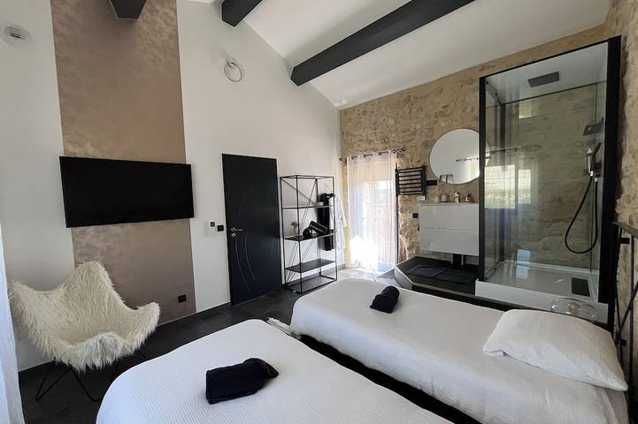 Location de vacances pour 6 personnes, avec terrasse ainsi que jacuzzi et jardin à Vagnas - 4