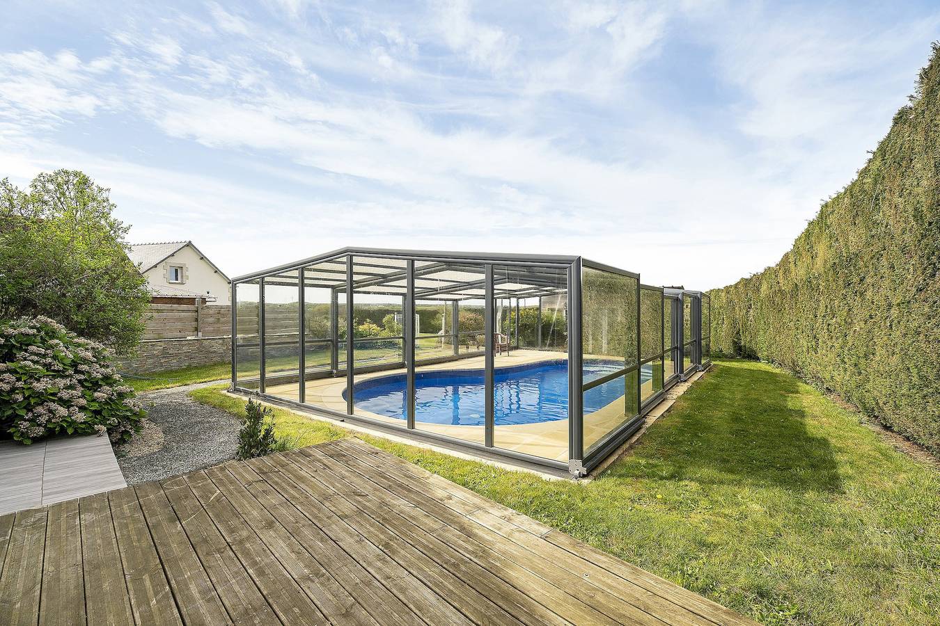 Gîtes des Lacs - Le Framboisier : piscine, sauna et jaccuzzi partagés, terrasse privée et Wi-Fi in Jugon-les-Lacs, Région de Dinan