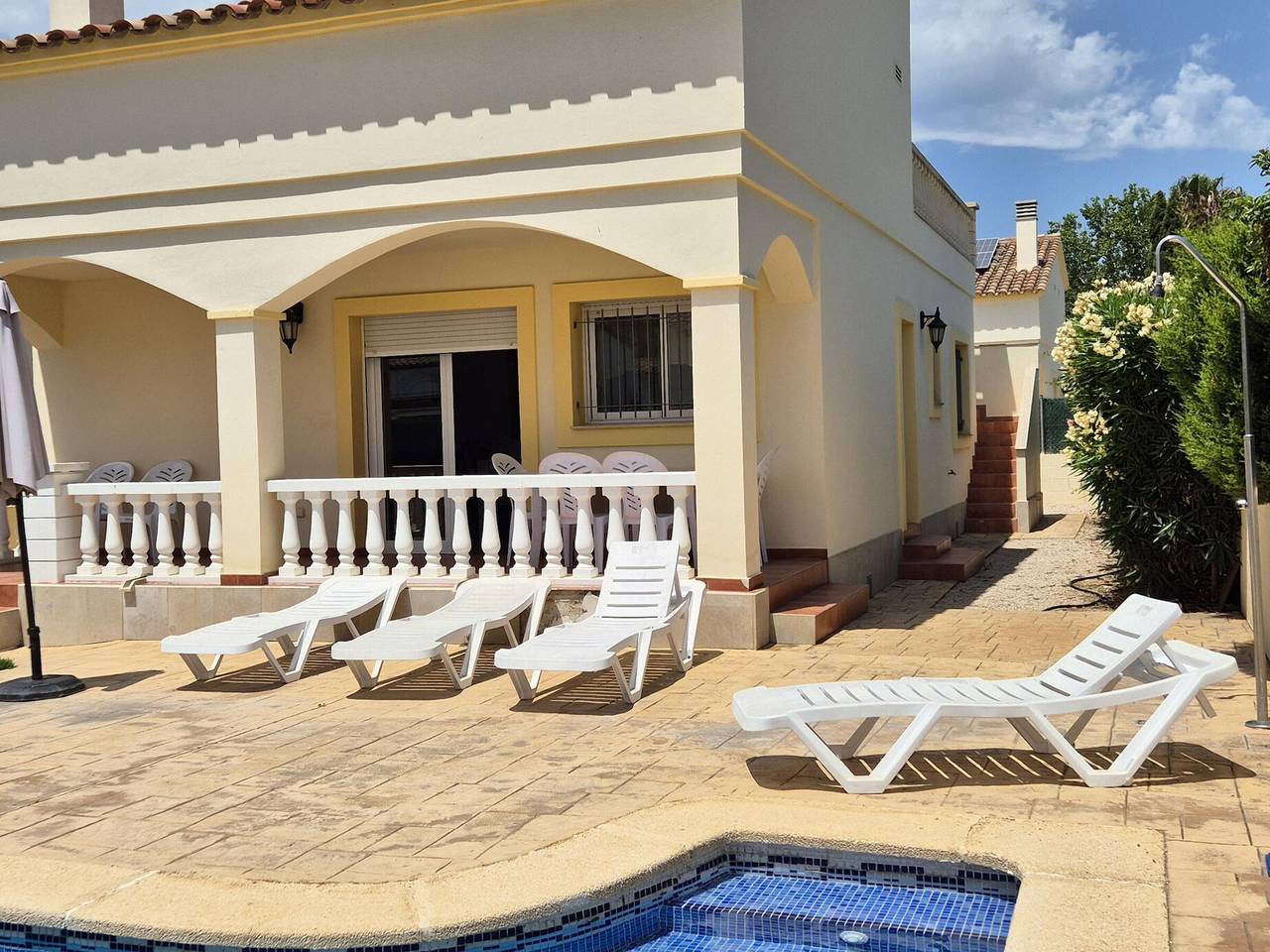 Casa amplia con piscina privada, Wifi, estacionamiento y admite mascotas, a 250m de la playa in Riumar, Delta del Ebro