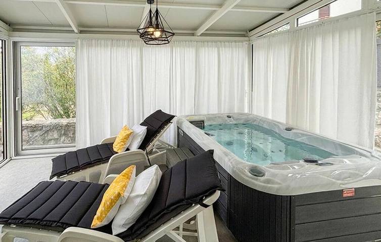 Villa pour 4 personnes, avec Balcon et Jacuzzi ainsi que Terrasse et Jardin à Punat - 2