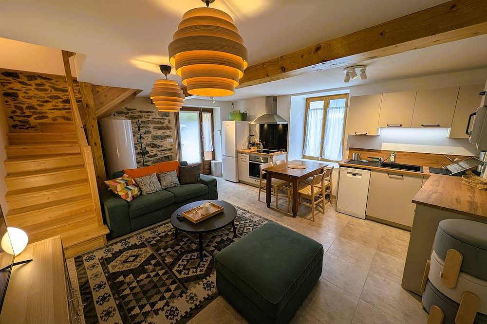 A cozy vacation rental with a breathtaking view of the mountains! in Couflens, Parc naturel régional des Pyrénées ariégeoises