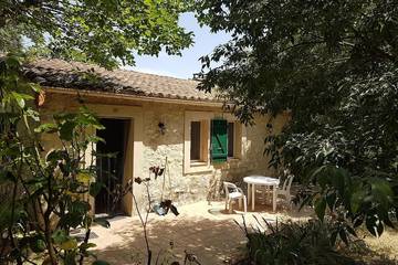 Gîte pour 2 personnes, avec terrasse et jardin à La Roque-d'Anthéron