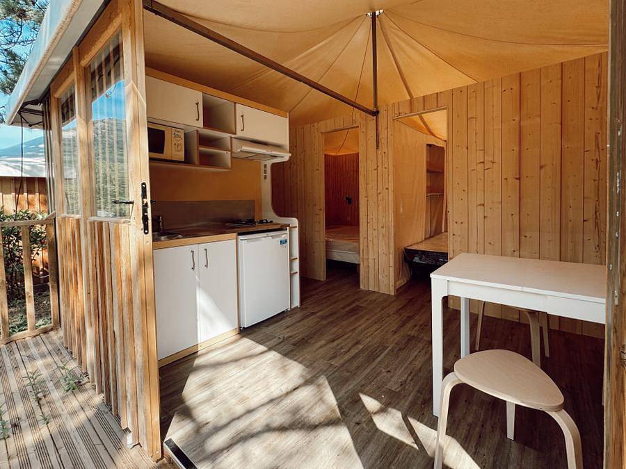 Flower Camping Innature - Albergue 4 personas - Lodge 25m2 (2bed - 4pers) + terraza integrada in Arques (Aude), Parque Natural Regional Corbières-Fenouillèdes